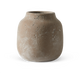 Vejrpatineret brun ler-vase med rund form og smal åbning, frilagt på hvid baggrund.