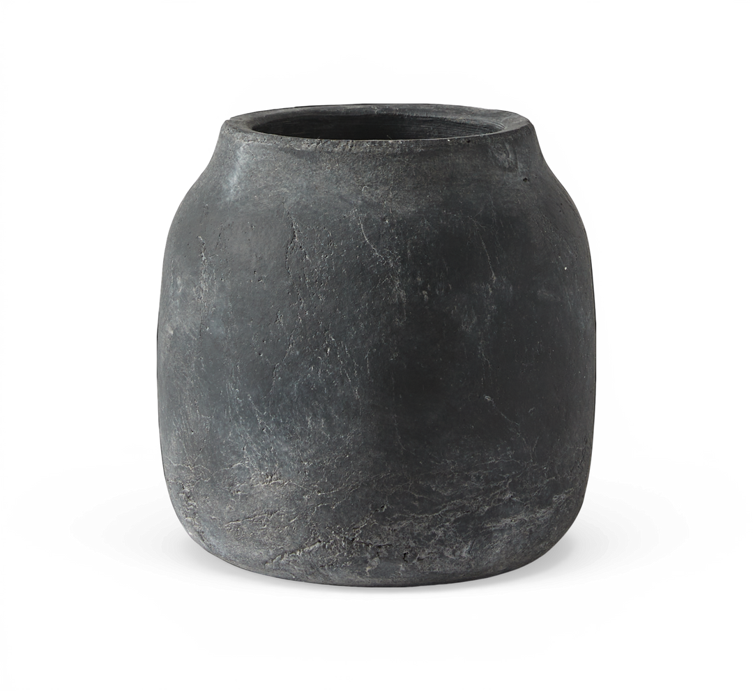 Mørk grå, rund vase i stenlook med bred åbning.