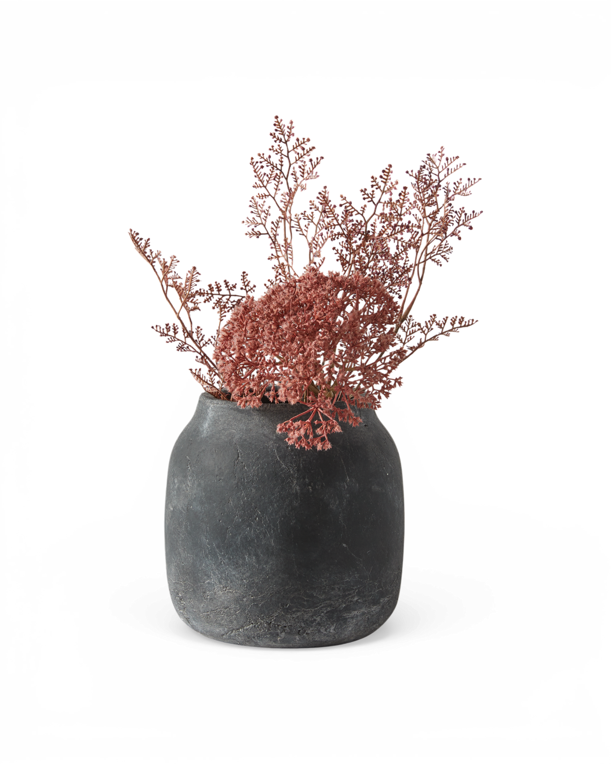 Sort keramikvase med rosa tørrede blomster.