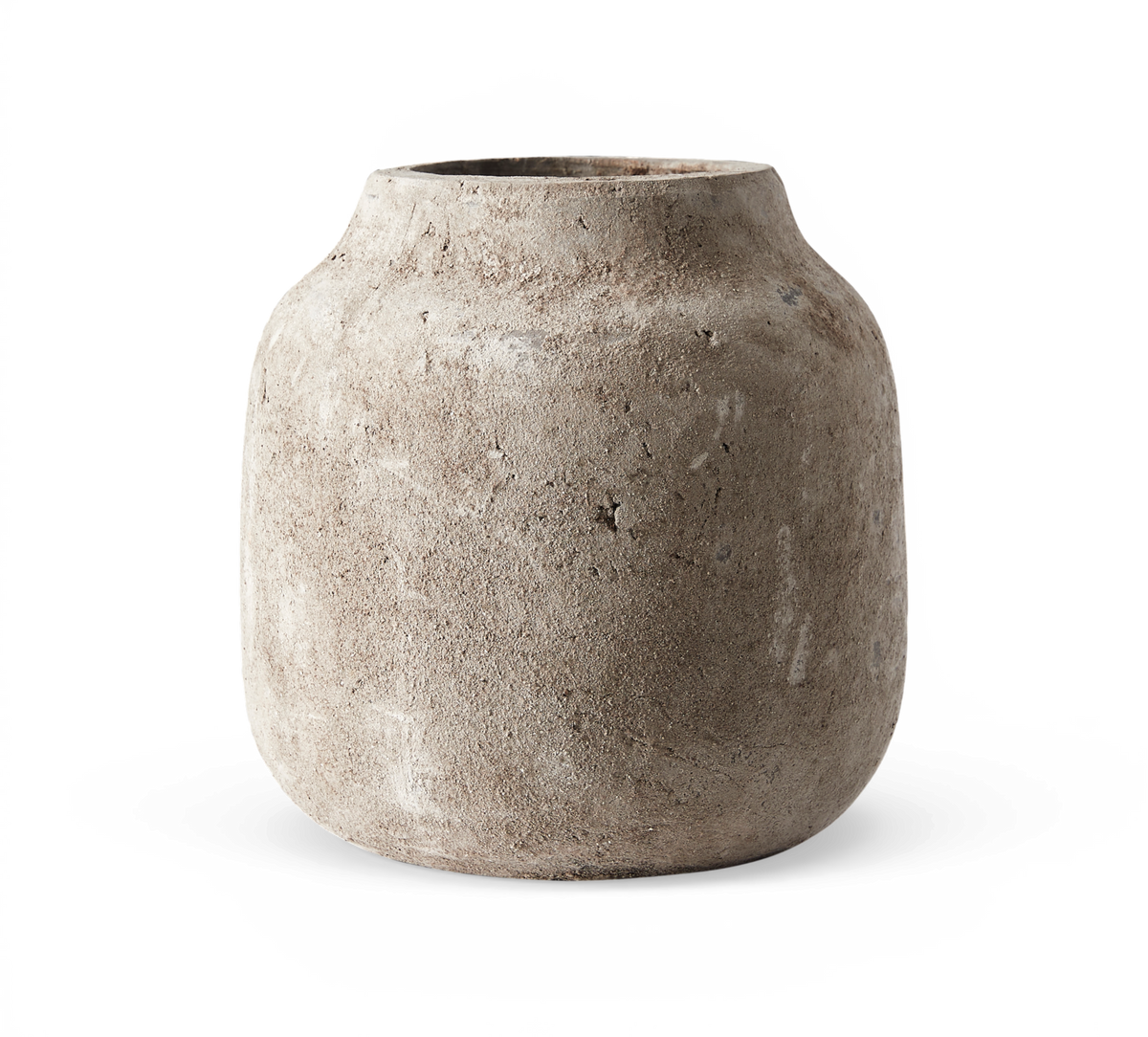 Rustik, stenlignende beige vase med rund krop og smal åbning, frilagt på hvid baggrund.