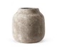 Rustik, stenlignende beige vase med rund krop og smal åbning, frilagt på hvid baggrund.