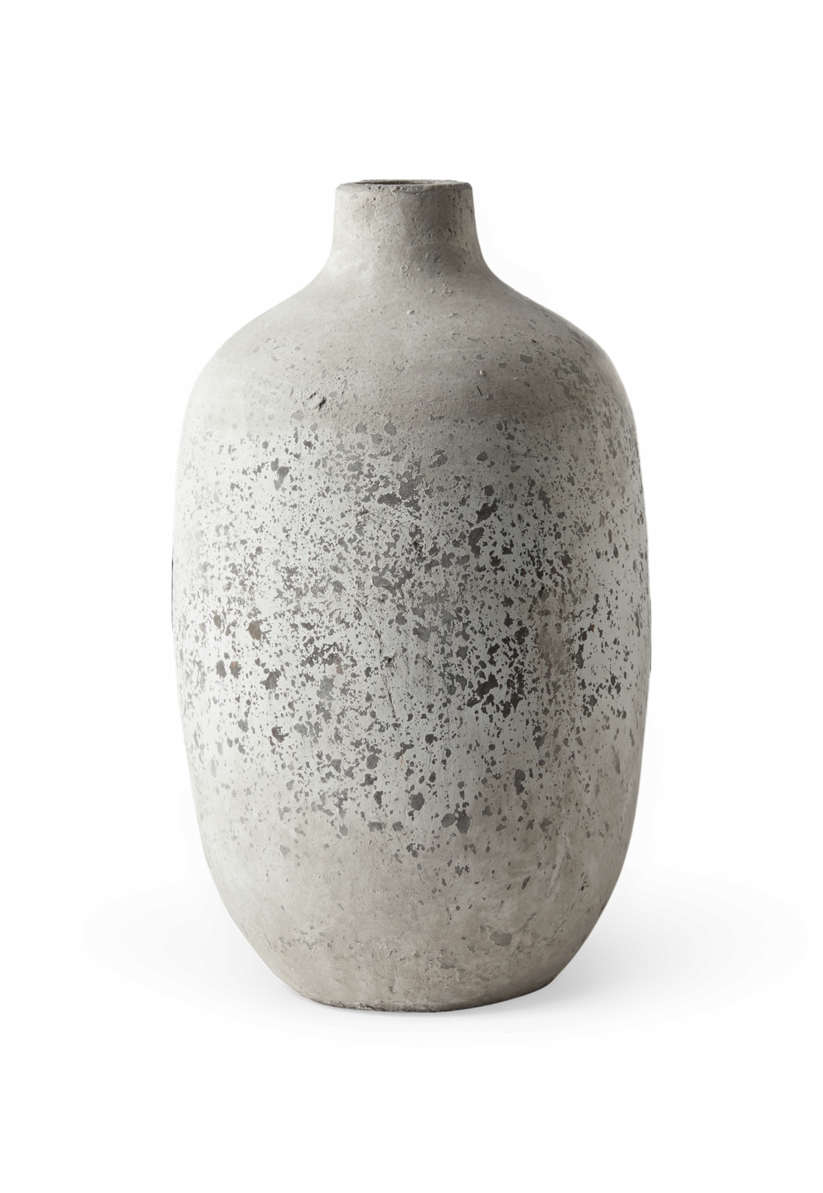 Grå betonvase med smal hals, produktfoto på hvid baggrund.