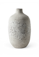 Grå betonvase med smal hals, produktfoto på hvid baggrund.