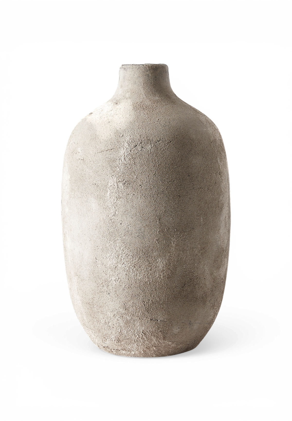 Rustik, tekstureret beige-grå keramisk vase med smal hals, frilagt på hvid baggrund.