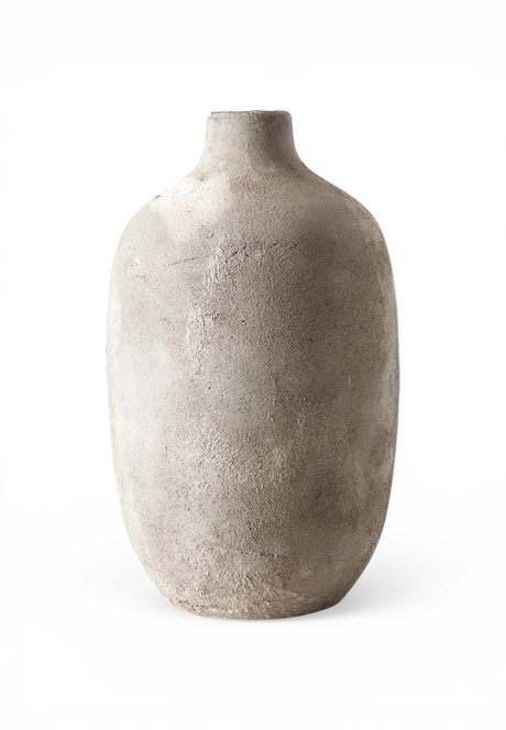 Rustik, tekstureret beige-grå keramisk vase med smal hals, frilagt på hvid baggrund.