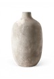Rustik, tekstureret beige-grå keramisk vase med smal hals, frilagt på hvid baggrund.
