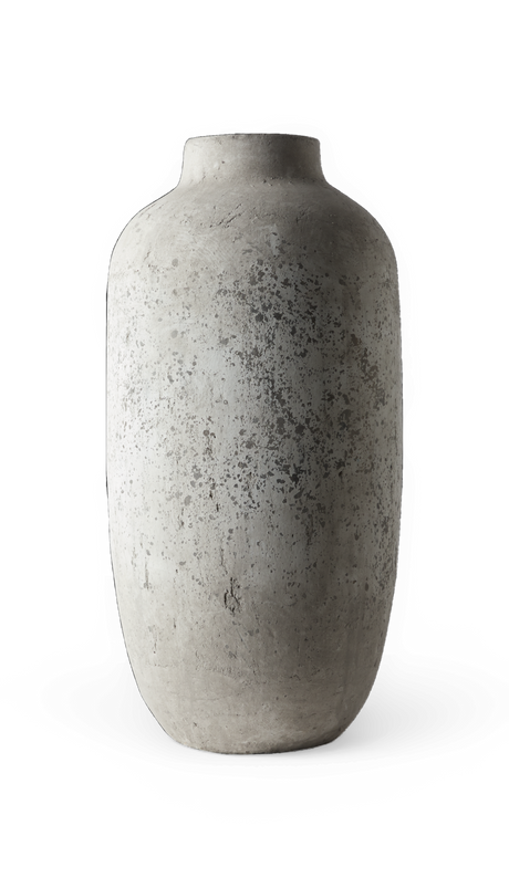 Stor cylindrisk vase i grå beton med patineret overflade.