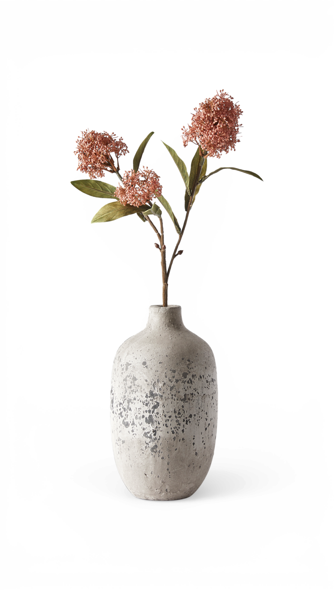 Grå, spættet keramikvase med to stilke med rosa klasblomster og grønne blade.