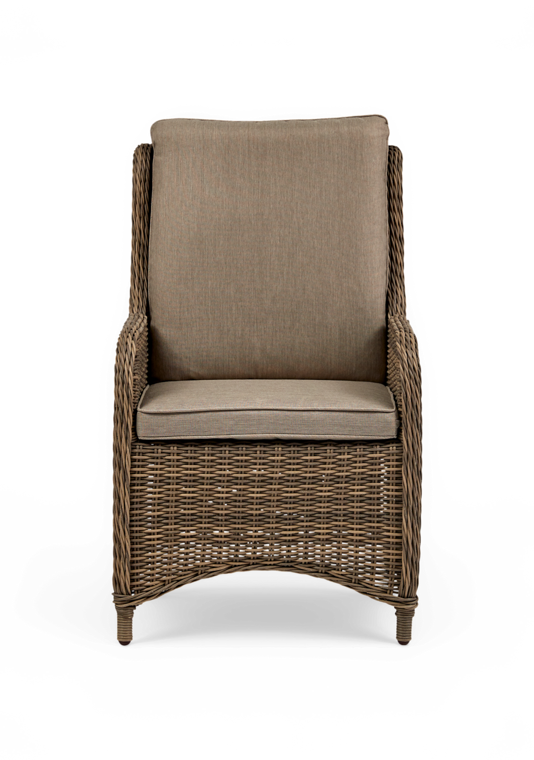 Flettet rattan-lænestol med beige hynder, fotograferet forfra.
