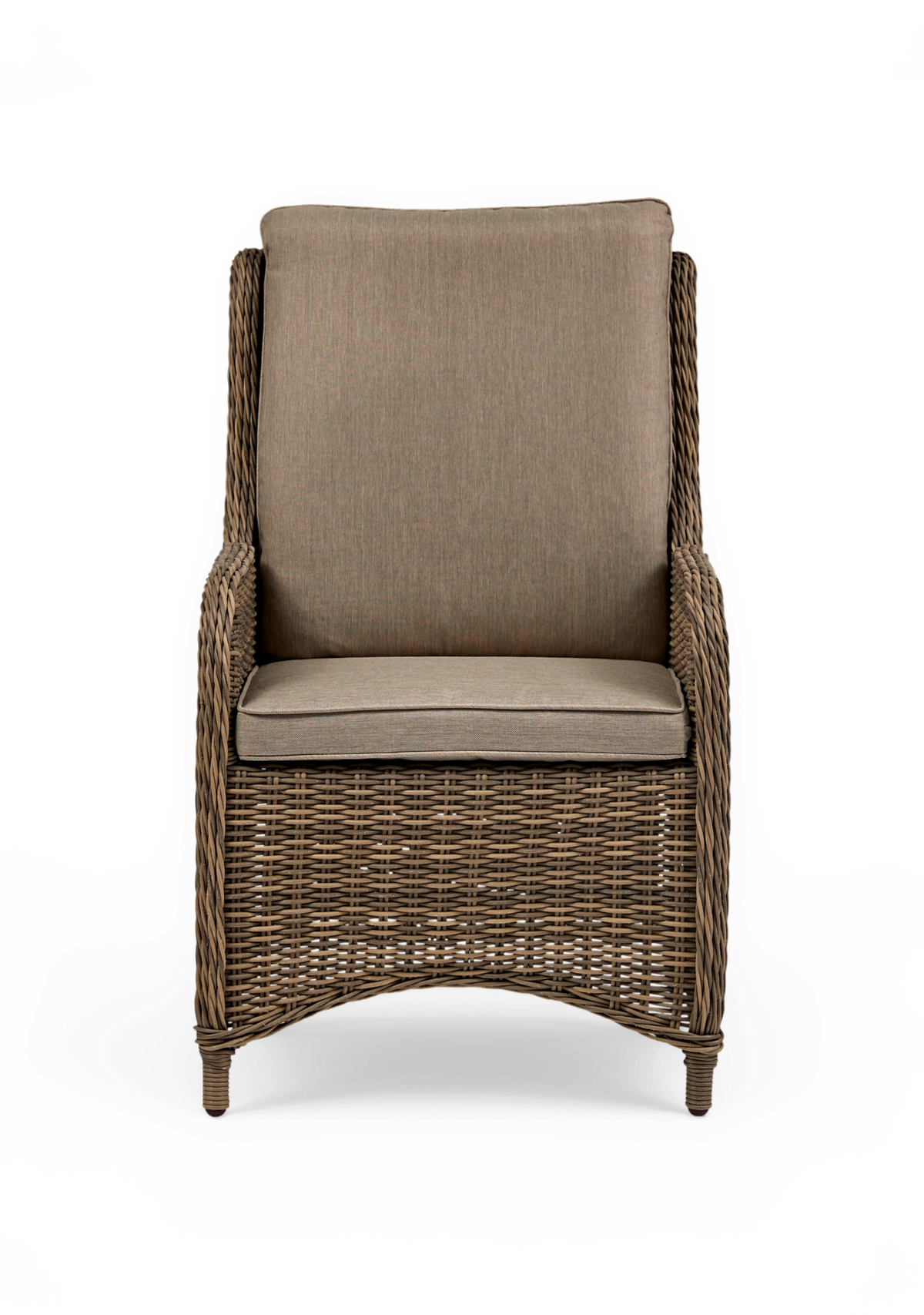 Flettet rattan-lænestol med beige hynder, fotograferet forfra.