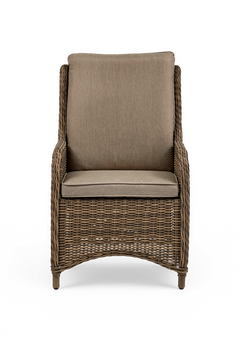 Flettet rattan-lænestol med beige hynder, fotograferet forfra.