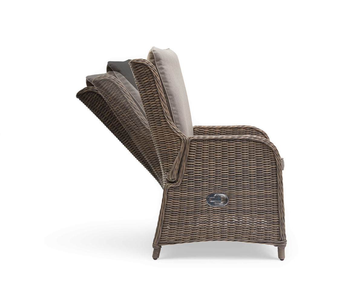 Justerbar rattanstol med ryglæn i flere positioner, beige hynder, sideview.