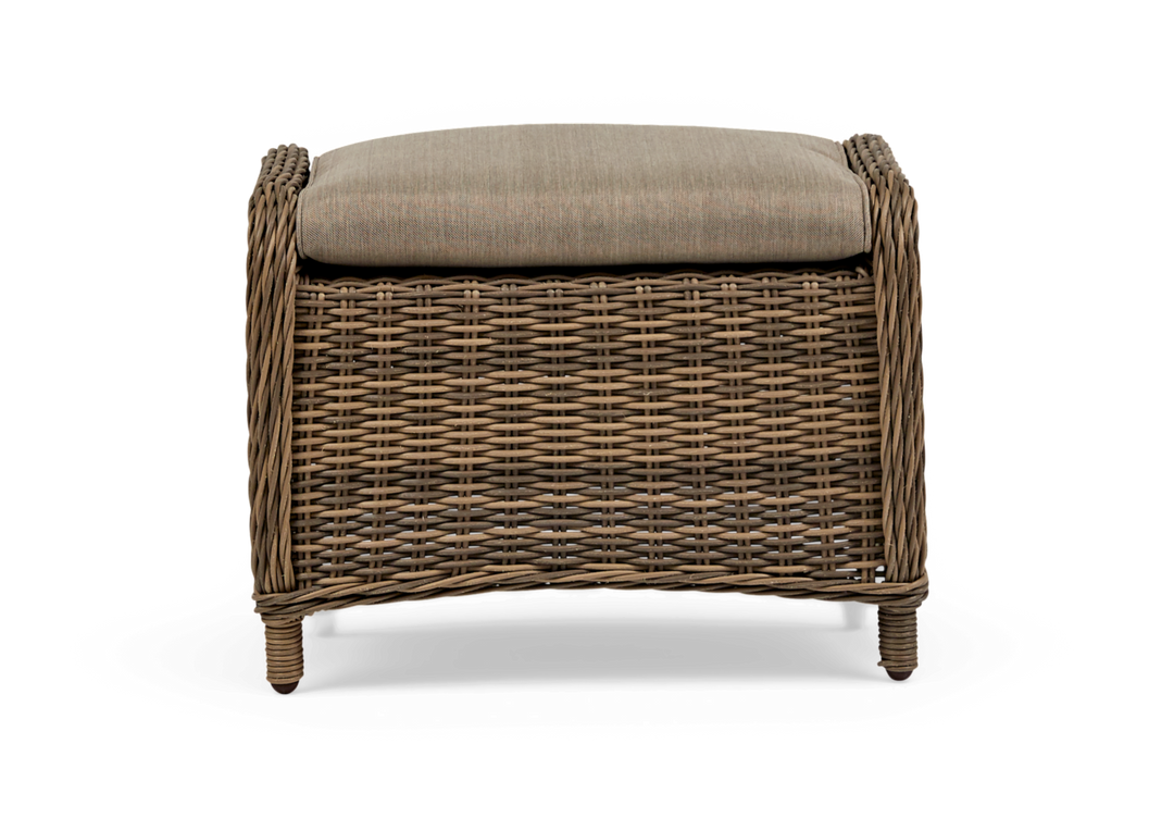 Flettet rattan skammel/ottoman med beige hynde, produktfoto forfra.