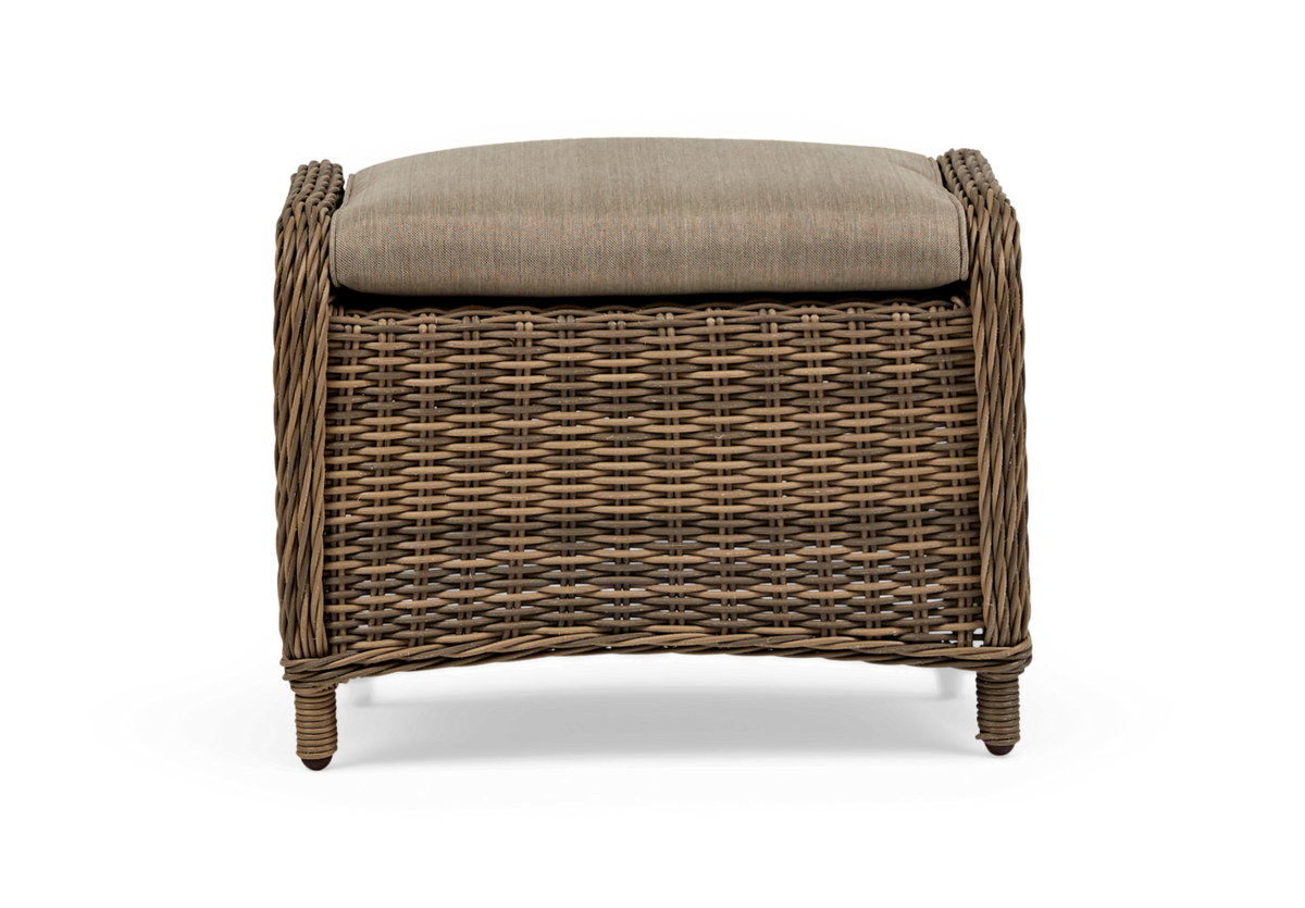 Flettet rattan skammel/ottoman med beige hynde, produktfoto forfra.
