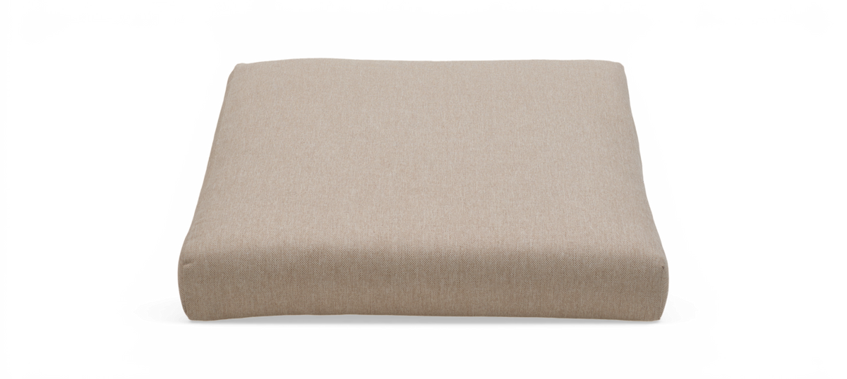 Beige rektangulær siddehynde i stof, fritlagt på hvid baggrund.