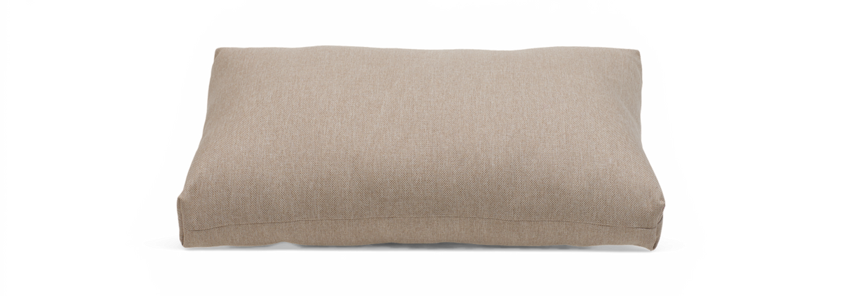 Beige rektangulær gulvpude/siddepuf isoleret på sort baggrund, frontview.