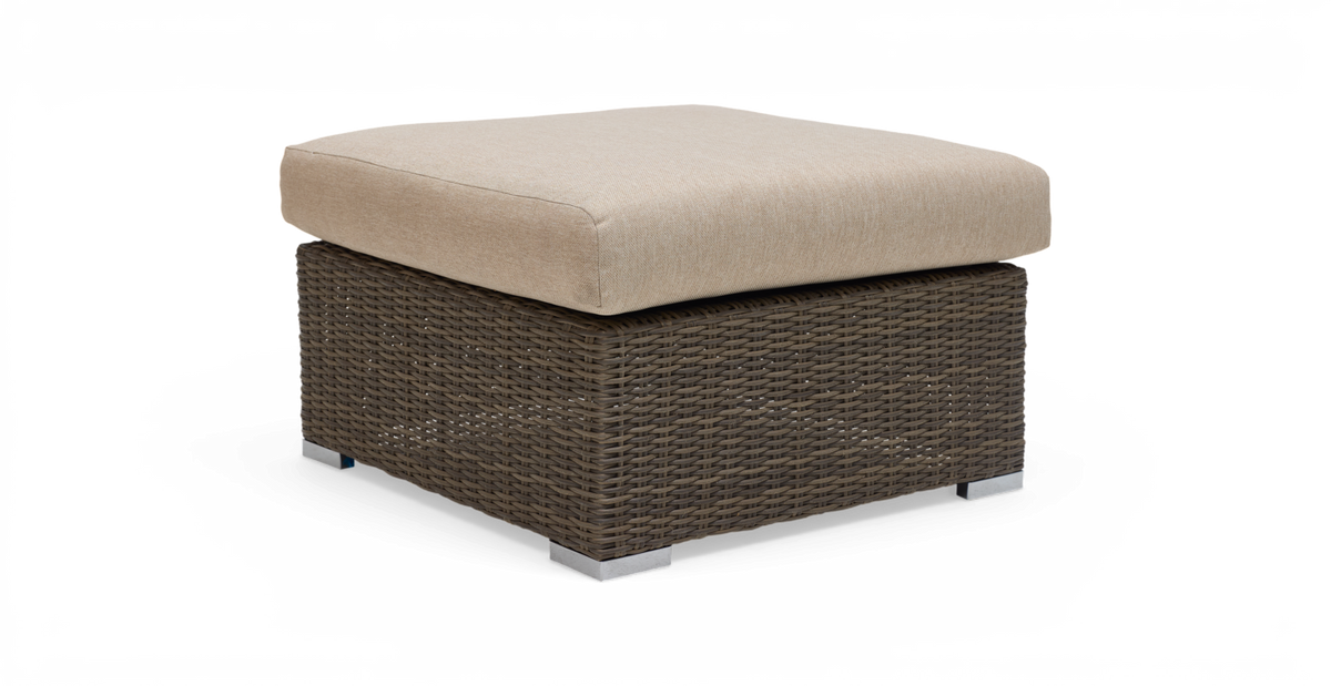 Kvadratisk ottoman i brun polyrattan med beige pude, frilagt studiobillede.
