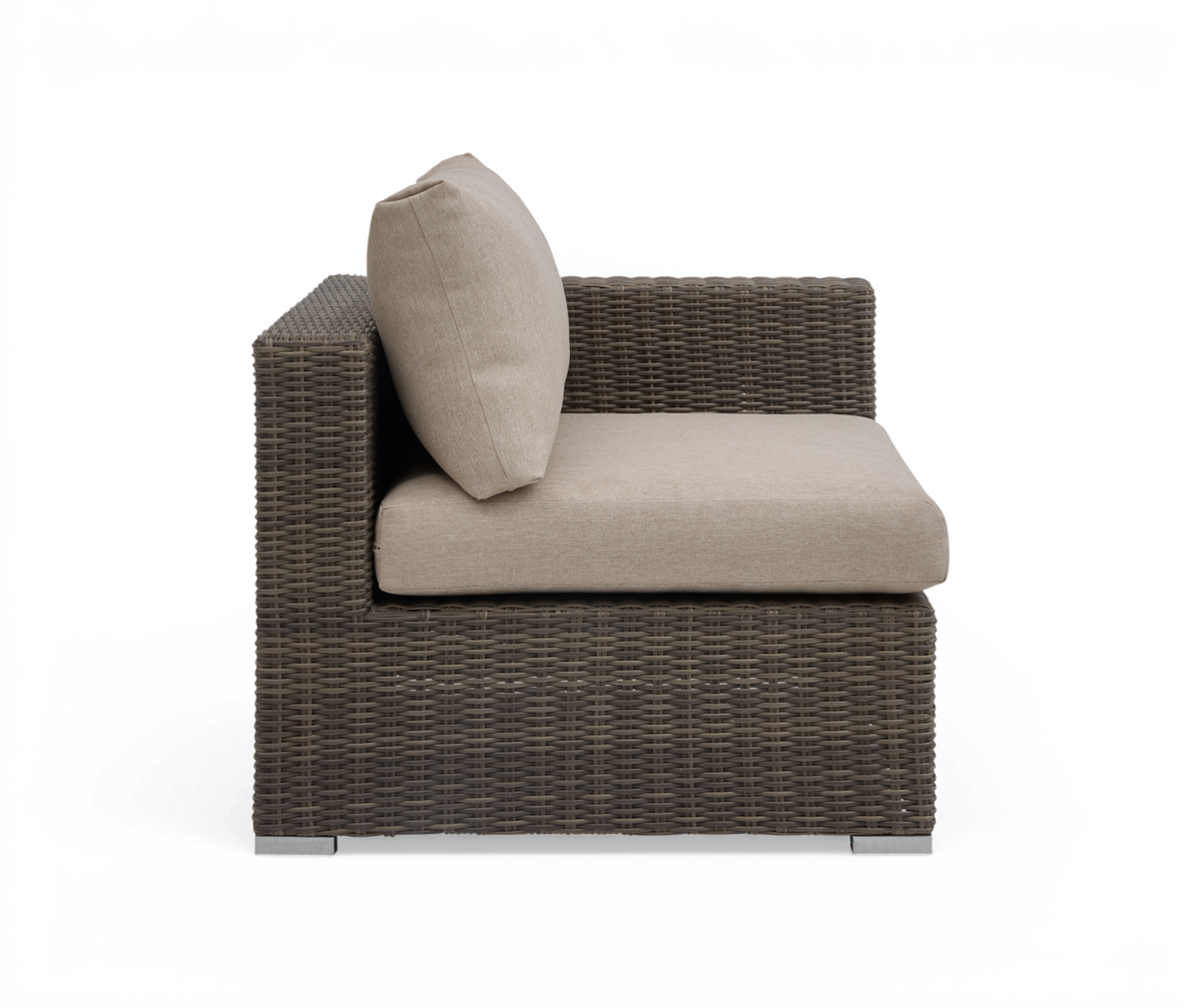 Modulær hjørnesektion i brun polyrattan med beige sæde- og rygpude, set fra siden på hvid baggrund.