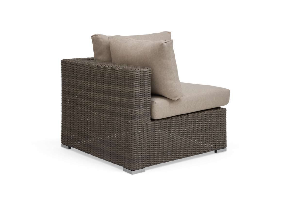 Hjørnemodul i polyrattan med beige hynder og puder på hvid baggrund.