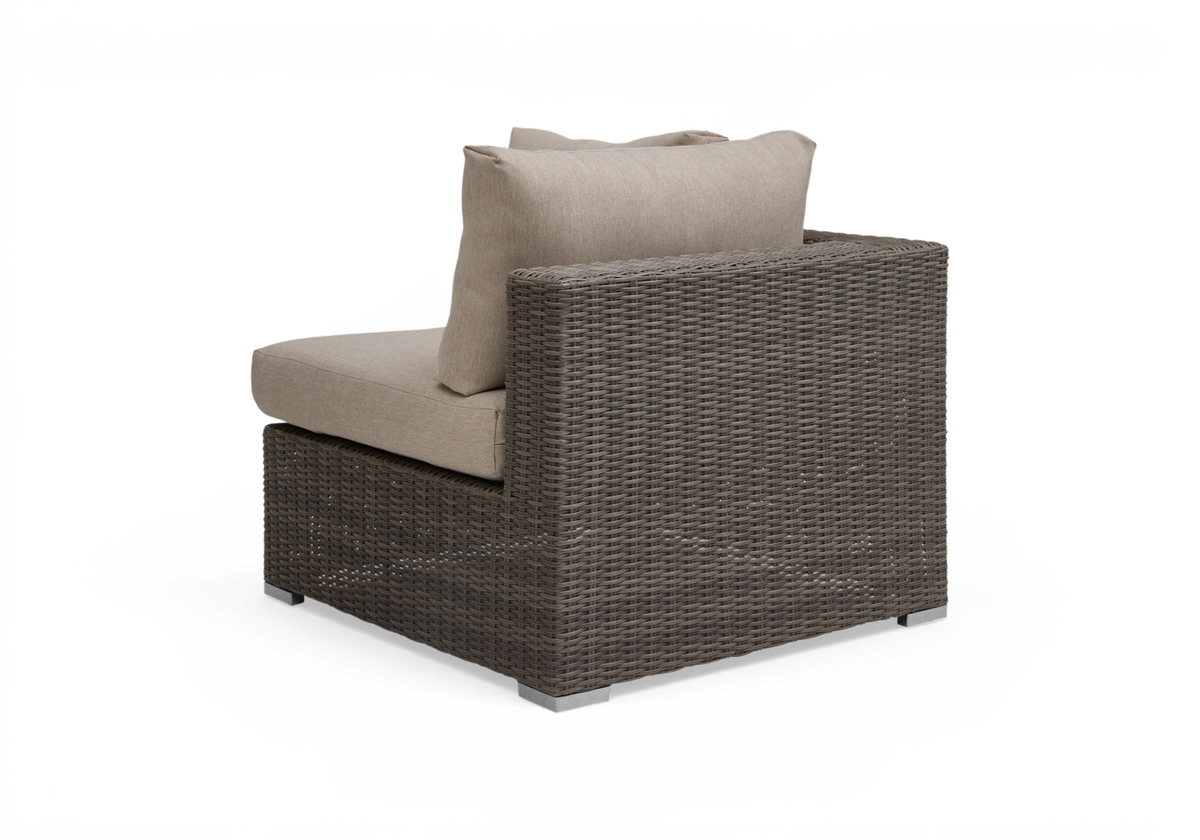 Modulsofa/loungesektion i grå polyrattan med beige hynder, frilagt på hvid baggrund i skrå frontvinkel.