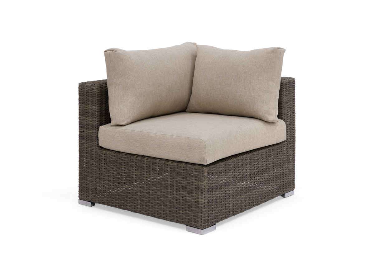 Hjørnemodul i brun polyrattan med beige hynder og puder, frilagt produktbillede.