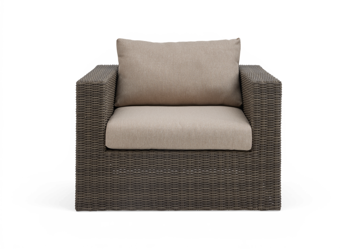 Brun rattan lænestol med beige hynder, frontvisning.