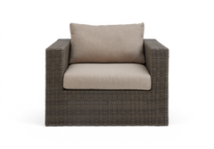 Brun rattan lænestol med beige hynder, frontvisning.