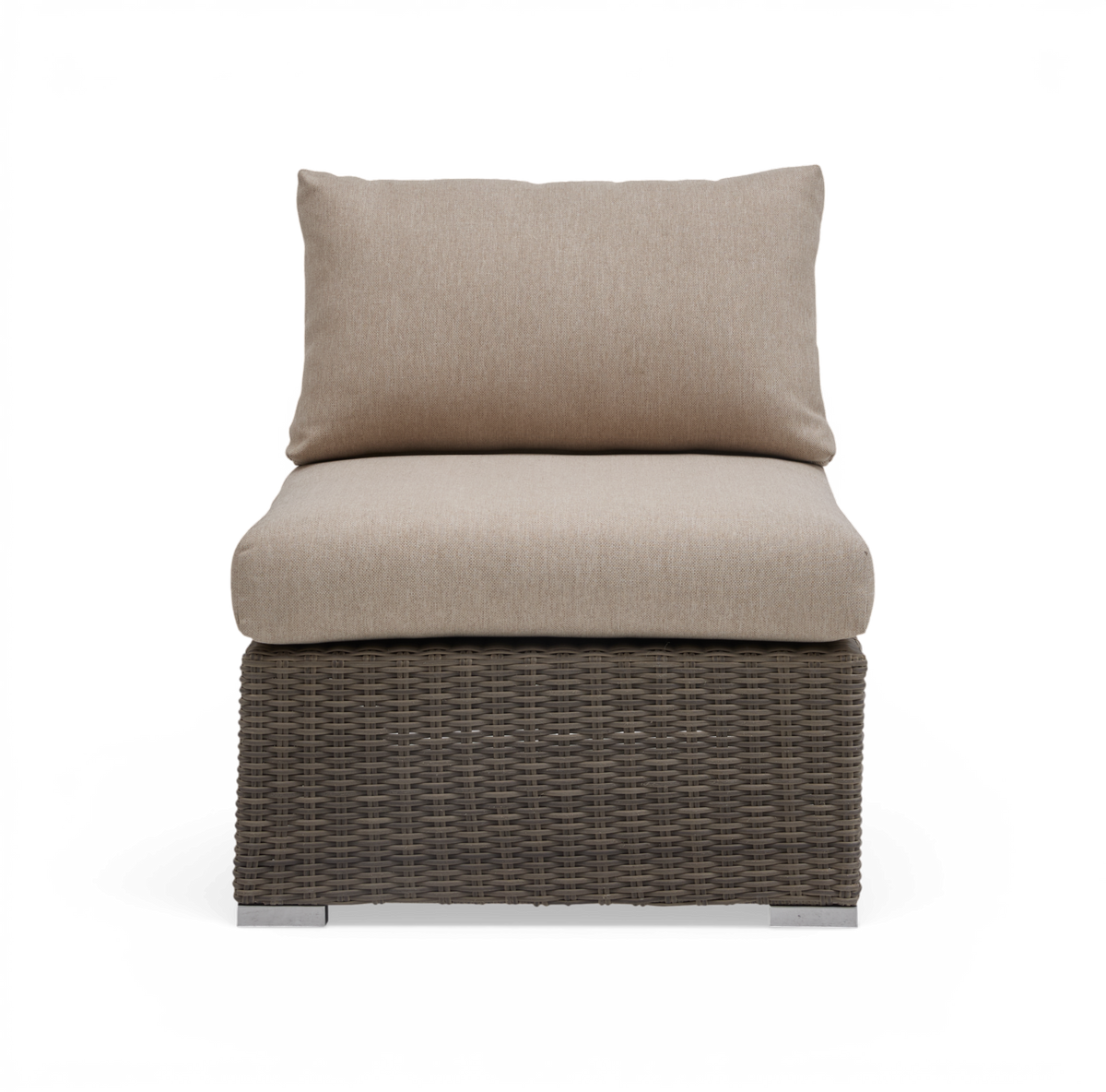 Armløs loungestol med beige hynder og brungråt flet/rottingunderstel i frontview, fritlagt mod hvid baggrund.