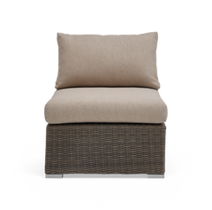 Armløs loungestol med beige hynder og brungråt flet/rottingunderstel i frontview, fritlagt mod hvid baggrund.