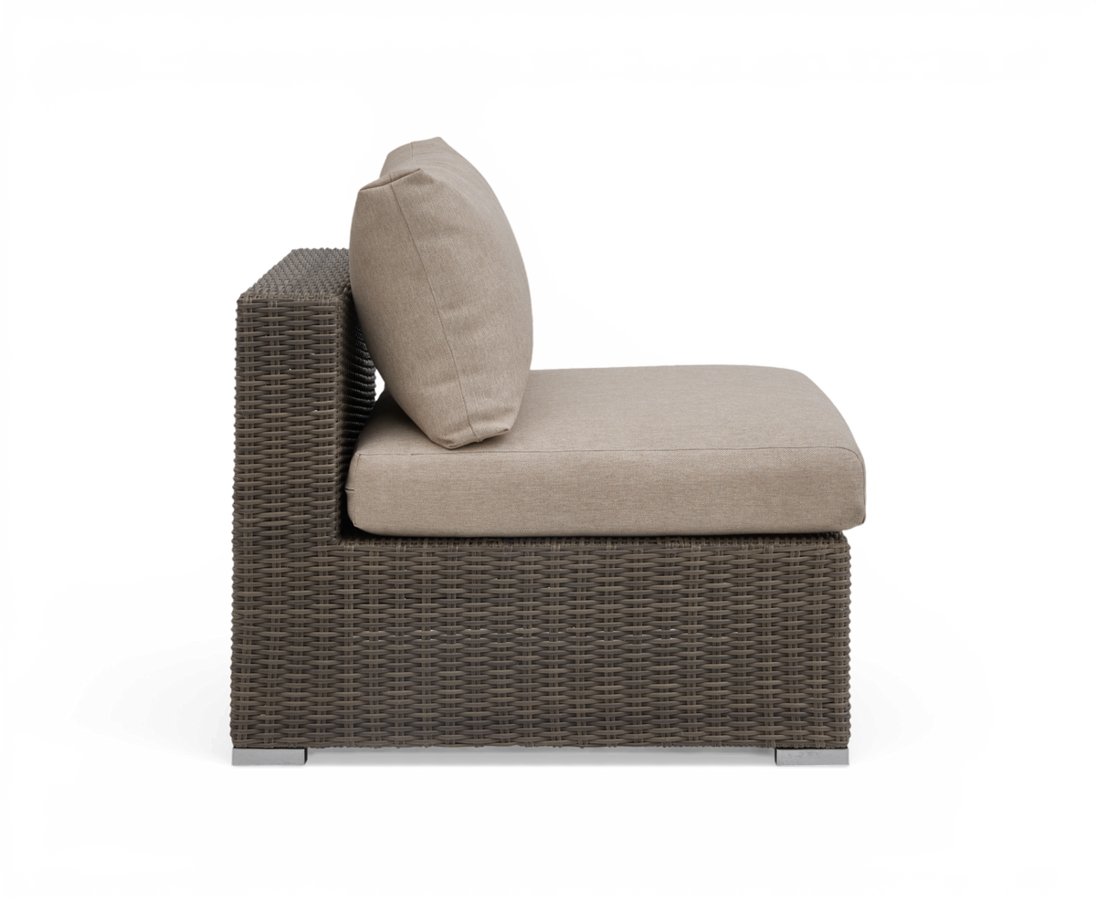 Modulsofa i kunstflet med beige hynder, sideview, fritlagt på hvid baggrund.
