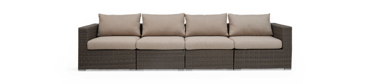 Brun flet-modulsofa med beige hynder, firesædet, frontvisning mod sort baggrund.