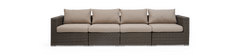 Brun flet-modulsofa med beige hynder, firesædet, frontvisning mod sort baggrund.