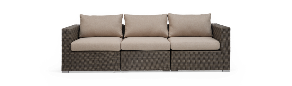 3-personers sofa i polyrattan med beige hynder, frontvisning.