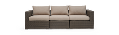 3-personers sofa i polyrattan med beige hynder, frontvisning.