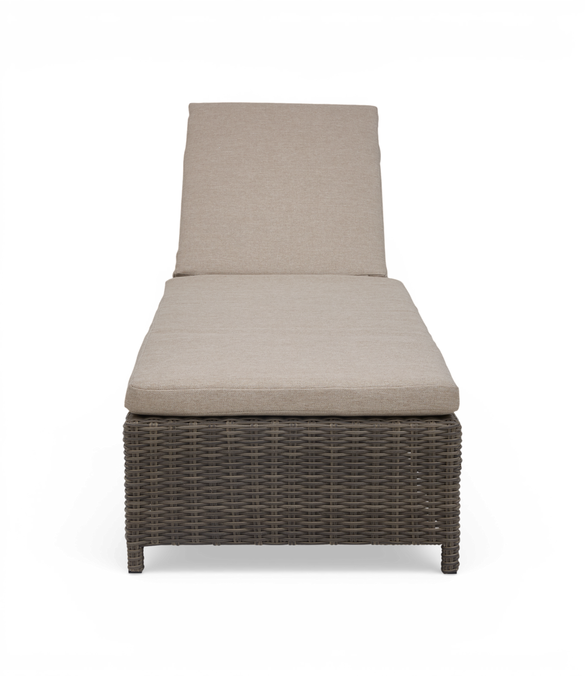 Brun rattan solseng med beige hynde, frontvisning på hvid baggrund.