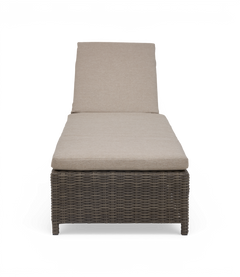 Brun rattan solseng med beige hynde, frontvisning på hvid baggrund.