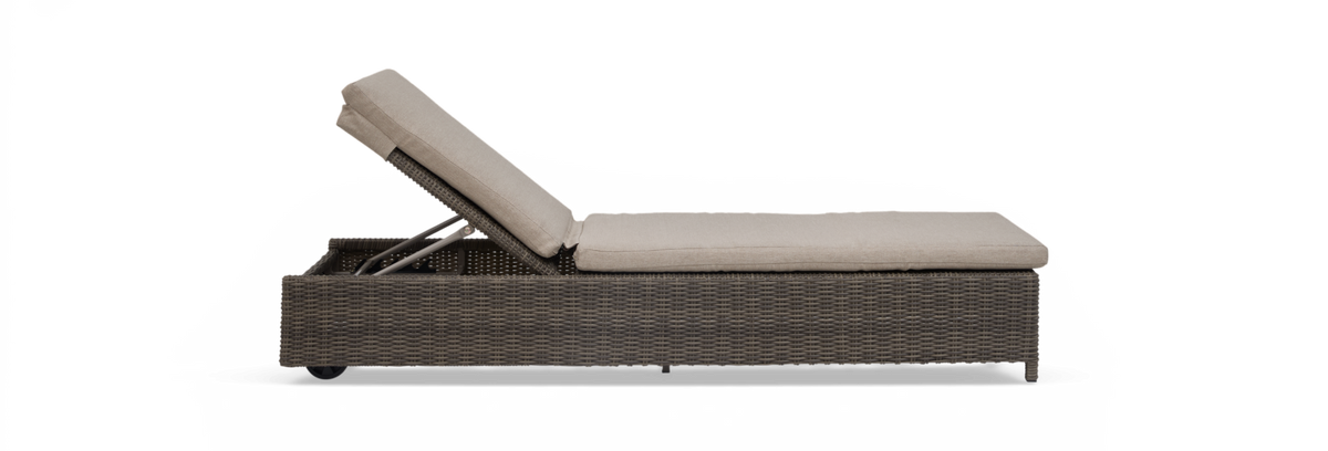 Solvogn i polyrattan med beige hynder, sidevisning.