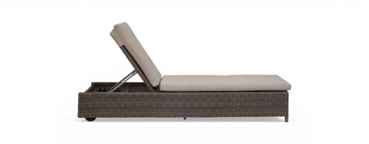Solvogn i polyrattan med beige hynder og justerbar ryg, set fra siden.