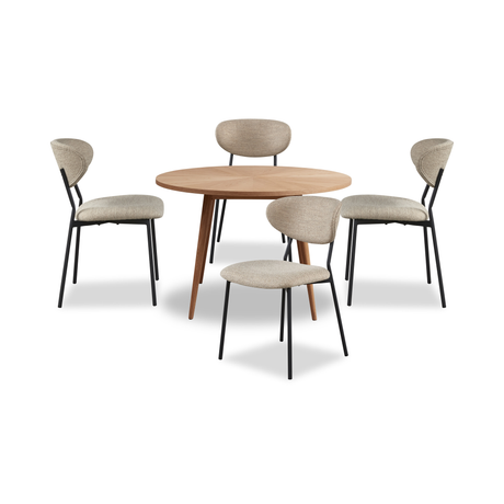 Rundt spisebord i træ med fire beige polstrede stole med sorte metalben.