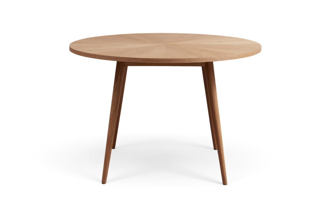 Rundt egetræsbord med koniske ben, frilagt på hvid baggrund.