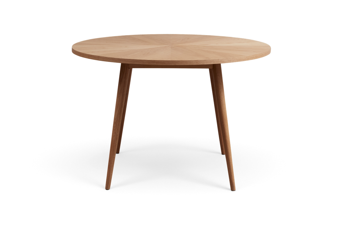 Rundt egetræsbord med koniske ben, frilagt på hvid baggrund.