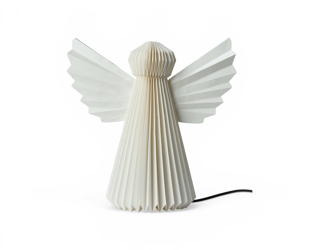Plisseret hvid papirengel med vinger – bordlampe med synlig sort ledning, frilagt.