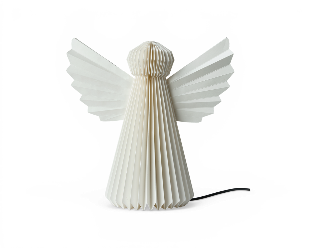 Plisseret hvid papirengel med vinger – bordlampe med synlig sort ledning, frilagt.