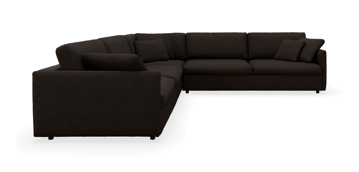 Mørkebrun L-formet hjørnesofa med løse puder.