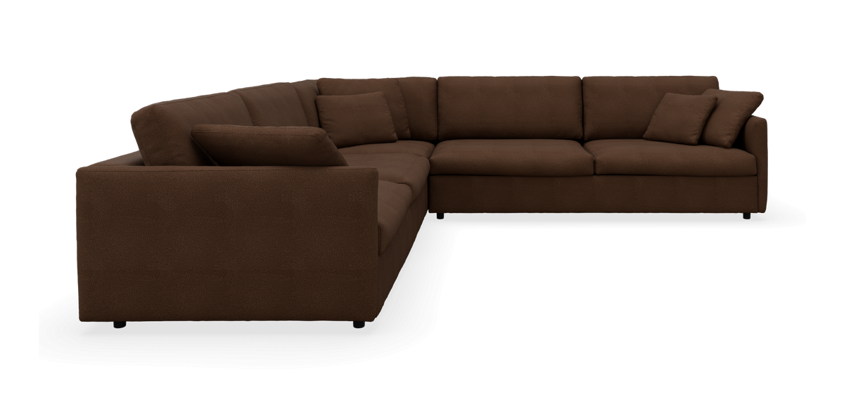 Brun L‑formet hjørnesofa med flere puder, isoleret produktbillede.