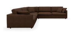 Brun L‑formet hjørnesofa med flere puder, isoleret produktbillede.