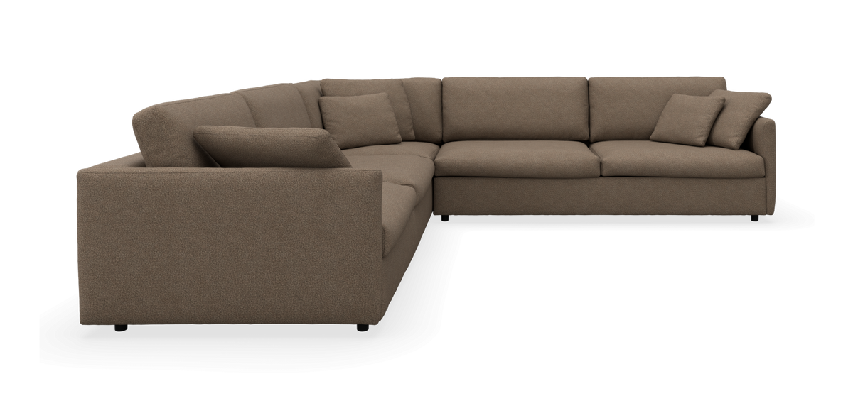 Brun vinkelmodulsofa med puder, frilagt.