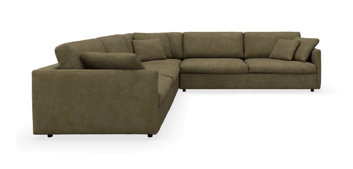 Olivengrøn U‑sofa/sektion med løse ryghynder og pyntepuder, frilagt på transparent baggrund.