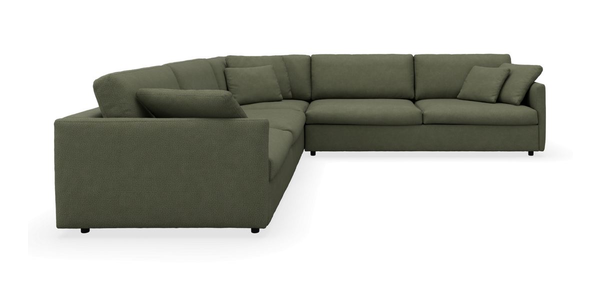 Olivengrøn L‑formet modulsofa med puder, fritlagt.