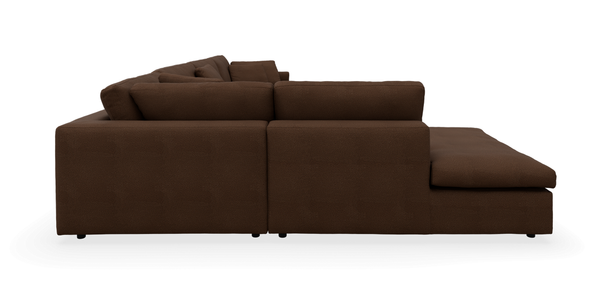 Brun modulsofa med chaiselong set fra siden, frilagt.